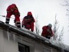 Уборкой крыш занимаются промышленные альпинисты
